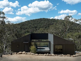 Eco-friendly Fireproof House by the Colo River