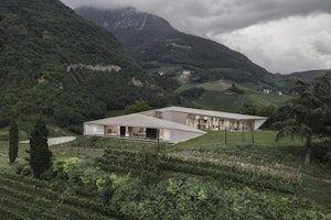 Kastelaz Hof House: A Villa Amidst South Tyrol's Alpine Splendor