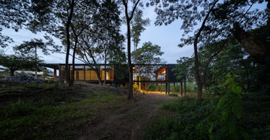 Jomthong Raintree House as A Boundless Home and Natural Observatory